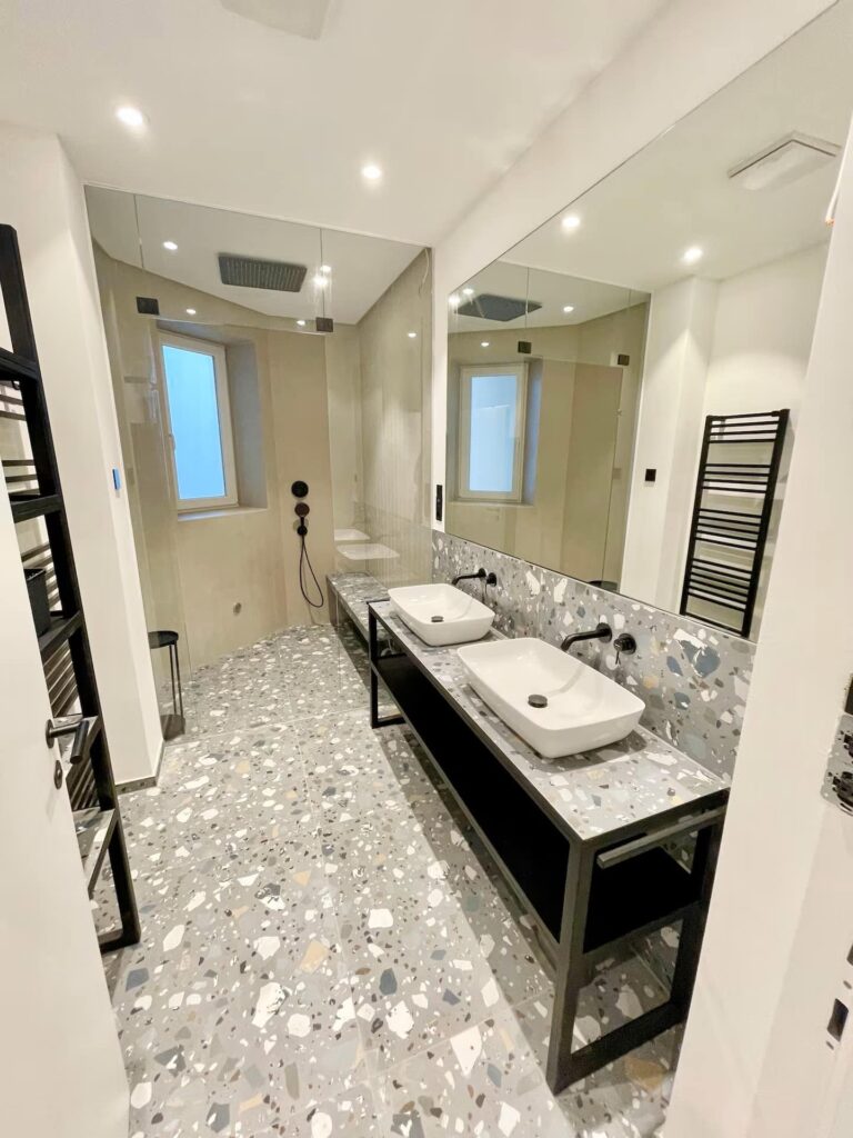 Modernes Renoveirtes Badezimmer