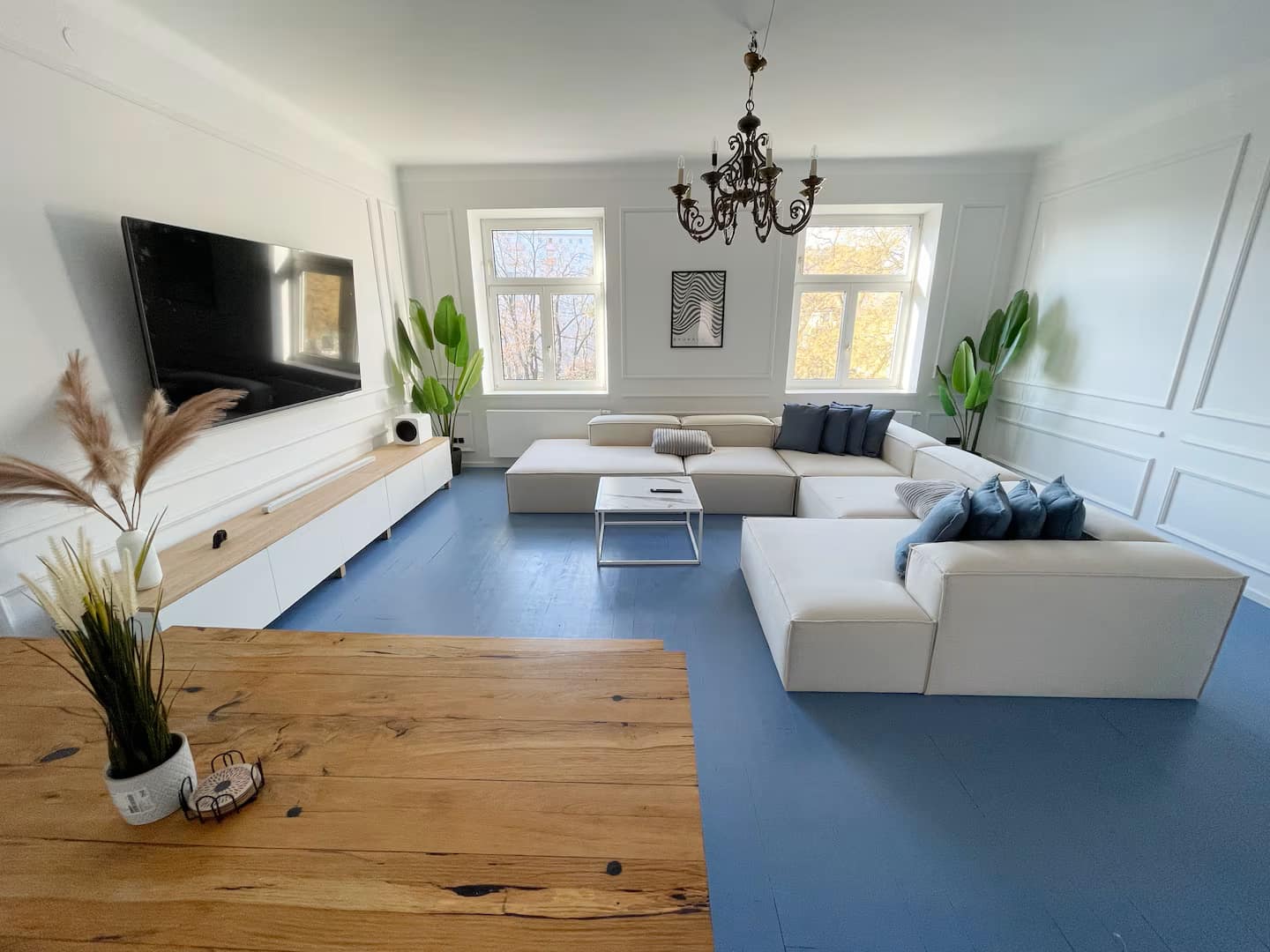 Ein modern ausgestattetes Wohnzimmer